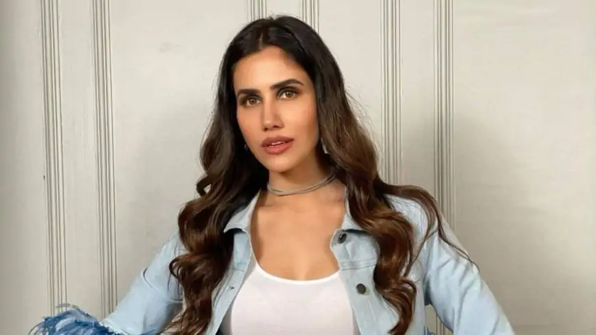 Sonnalli Seygall (Actress) Height, Weight, Age, Affairs, Biography & More