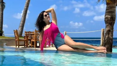 Sunny Leone Flaunts Her Sexy Body As She Poses By The Pool In A Swimwear (View Pic)